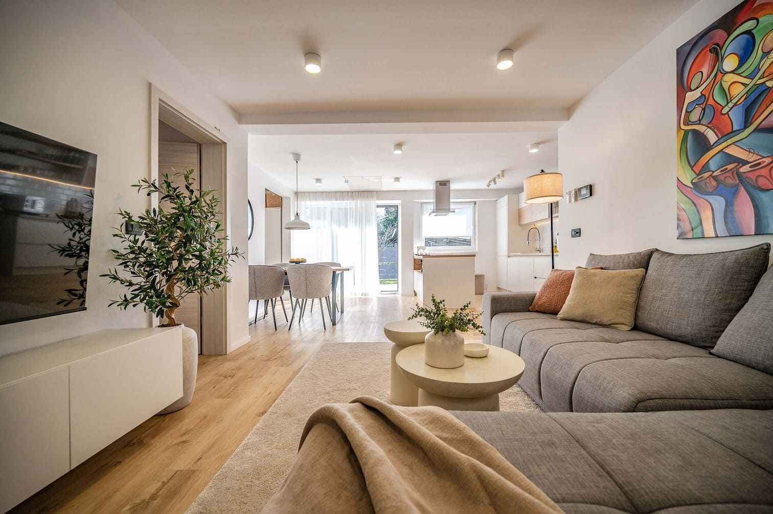 cozy bedroom with plant and warm neutral tones in calma vita apartment